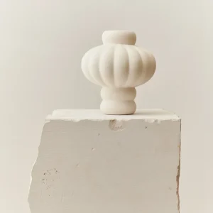 Louise Roe Ceramic Balloon Vase 02 – Raw White. Ø6.5-17.5cm. Høyde 20cm.